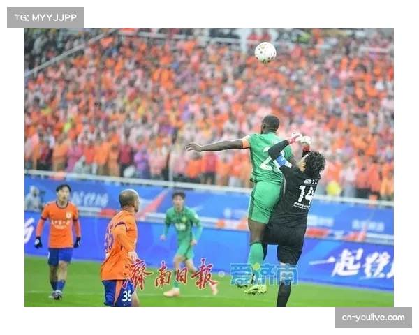 雨中比赛球衣湿透，工作人员频繁更换比赛用球